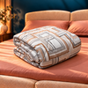 Trapunta imbottita beige con quadri
